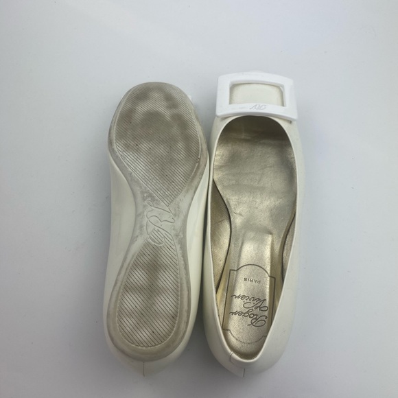 Roger Vivier Gommette White Patent Leather Flats - Picture 4 of 7